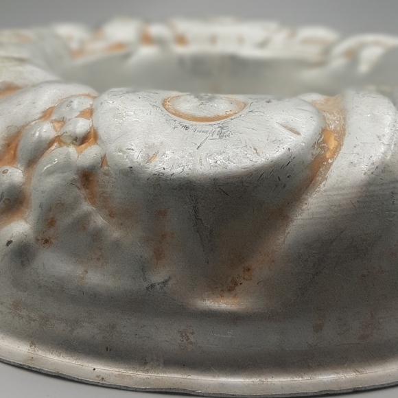 Vintage Large Round Aluminum 12 Cup Mold Embossed Fruit Design Wall Hanging - Picture 3 of 6